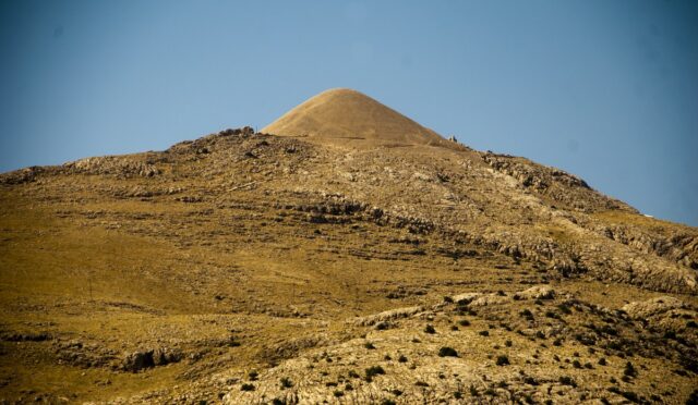 Nemrut Dağı tümülüsü ve terasların yüksekten görünümü