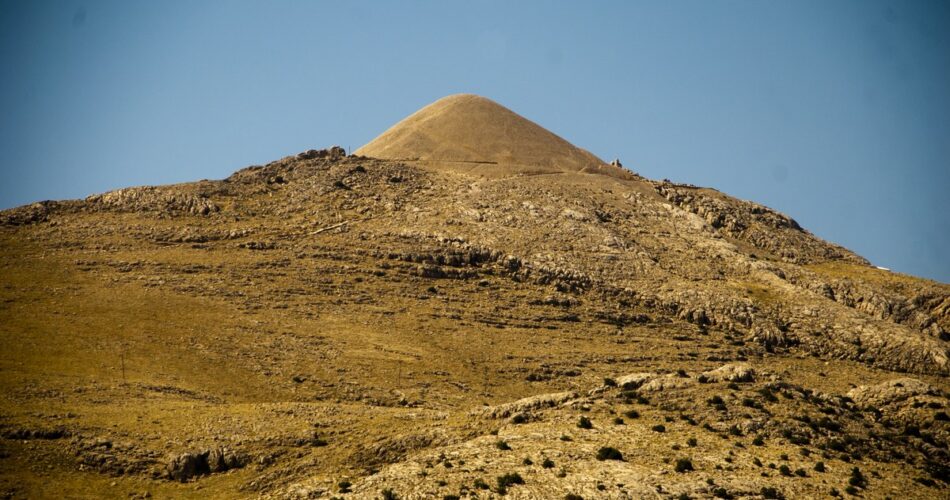 Nemrut Dağı tümülüsü ve terasların yüksekten görünümü