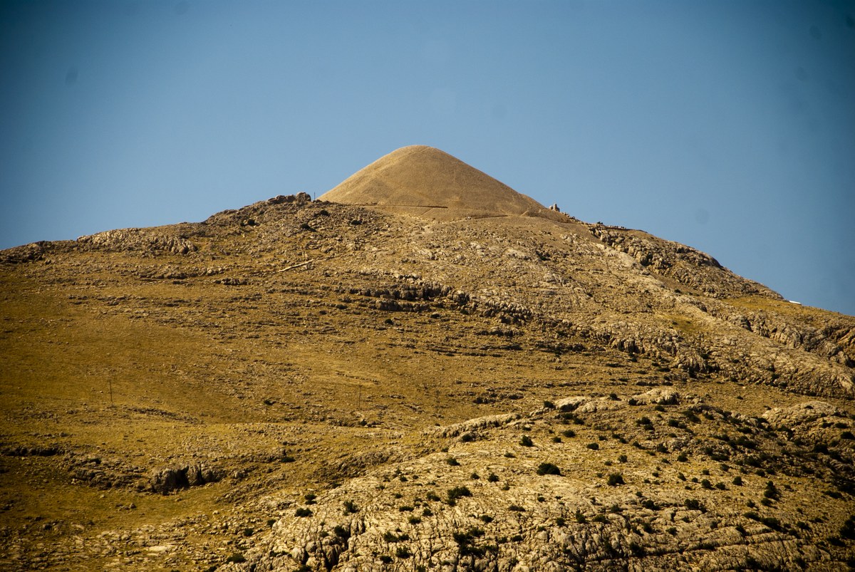 Nemrut Dağı tümülüsü ve terasların yüksekten görünümü