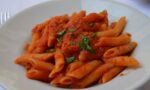 Penne arrabbiata tarifi: acılı domates soslu penne, kıyılmış maydanozla beyaz derin tabakta