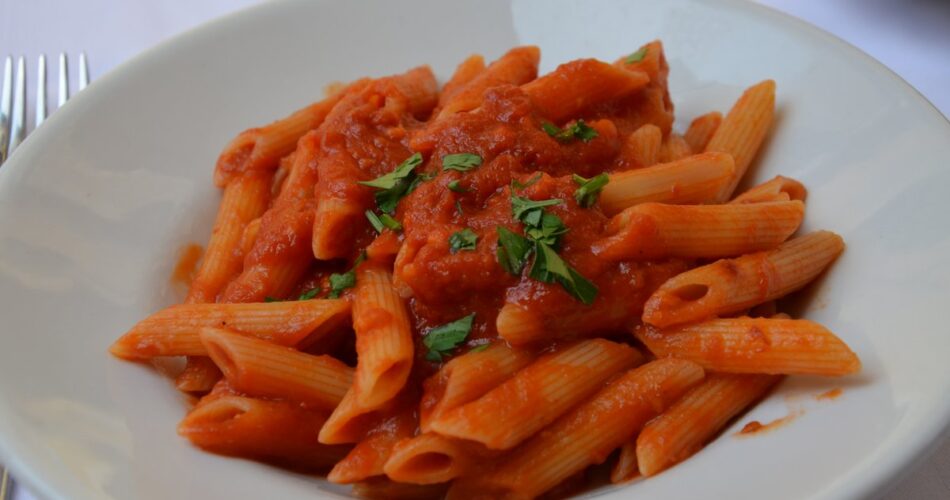 Penne arrabbiata tarifi: acılı domates soslu penne, kıyılmış maydanozla beyaz derin tabakta