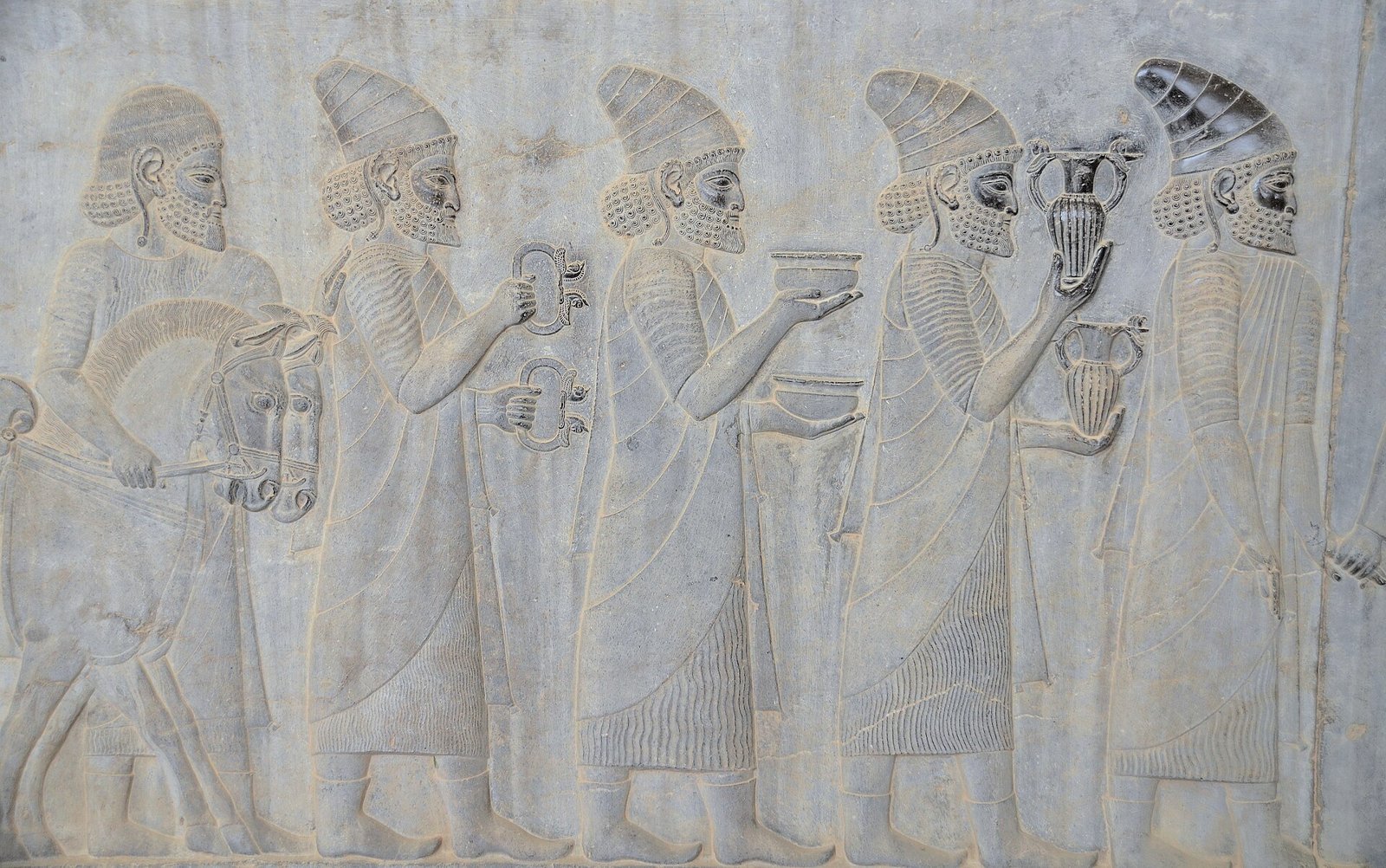Persepolis Apadana doğu merdiveni kabartmasında vazo ve bilezik taşıyan Lidyalı heyet