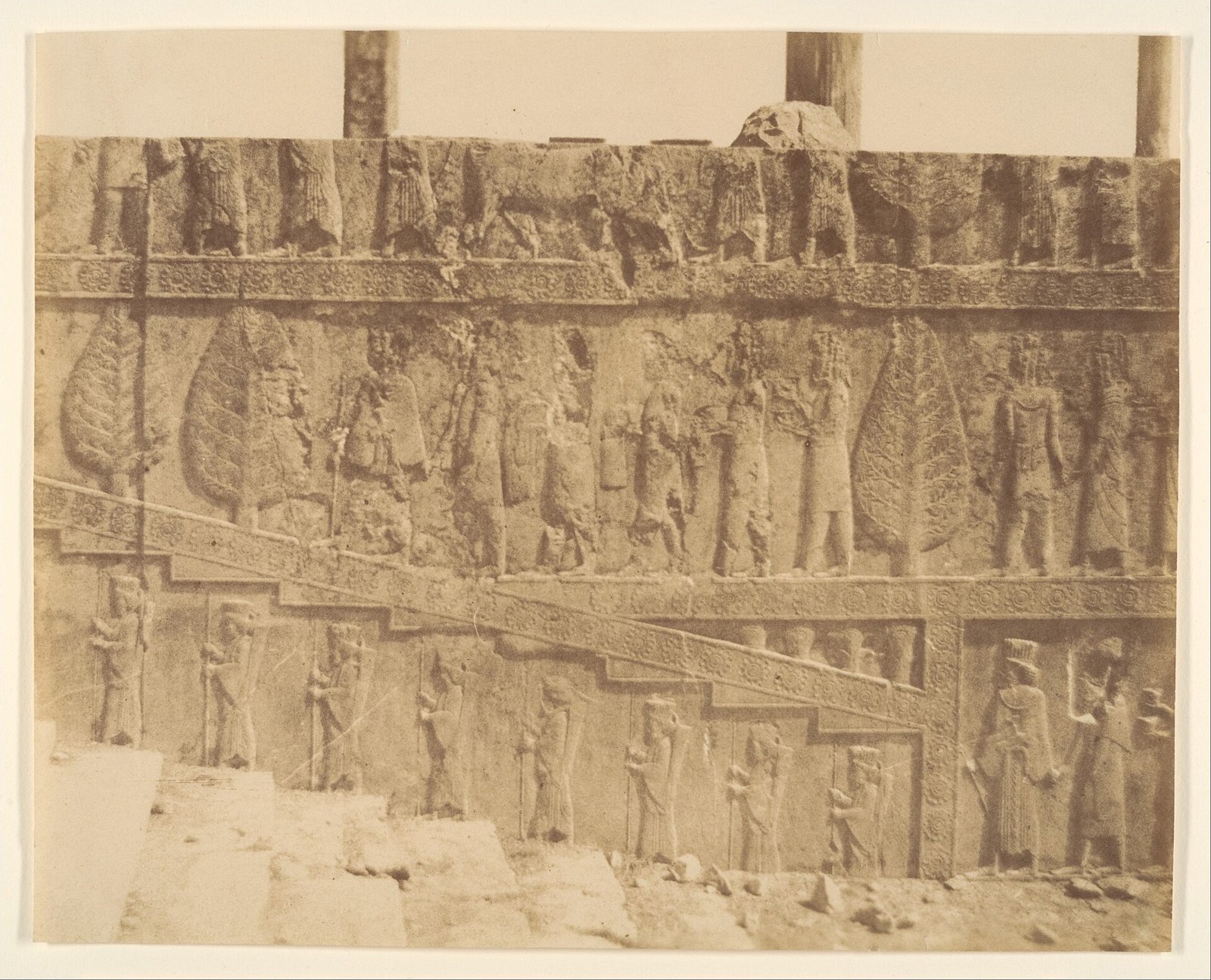 Persepolis Apadana merdiven kabartmalarının 19. yüzyıl ortasında çekilmiş eski albümin fotoğrafı