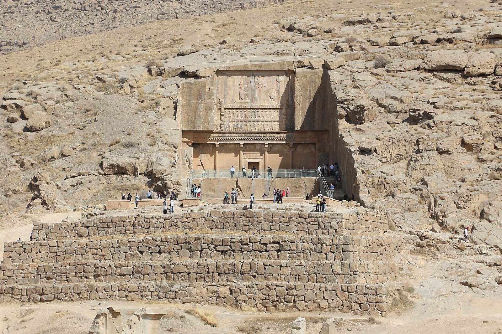 Persepolis’in arkasındaki Kuh-e Rahmet yamacına oyulmuş, III. Artakserkses’e atfedilen kaya mezarı