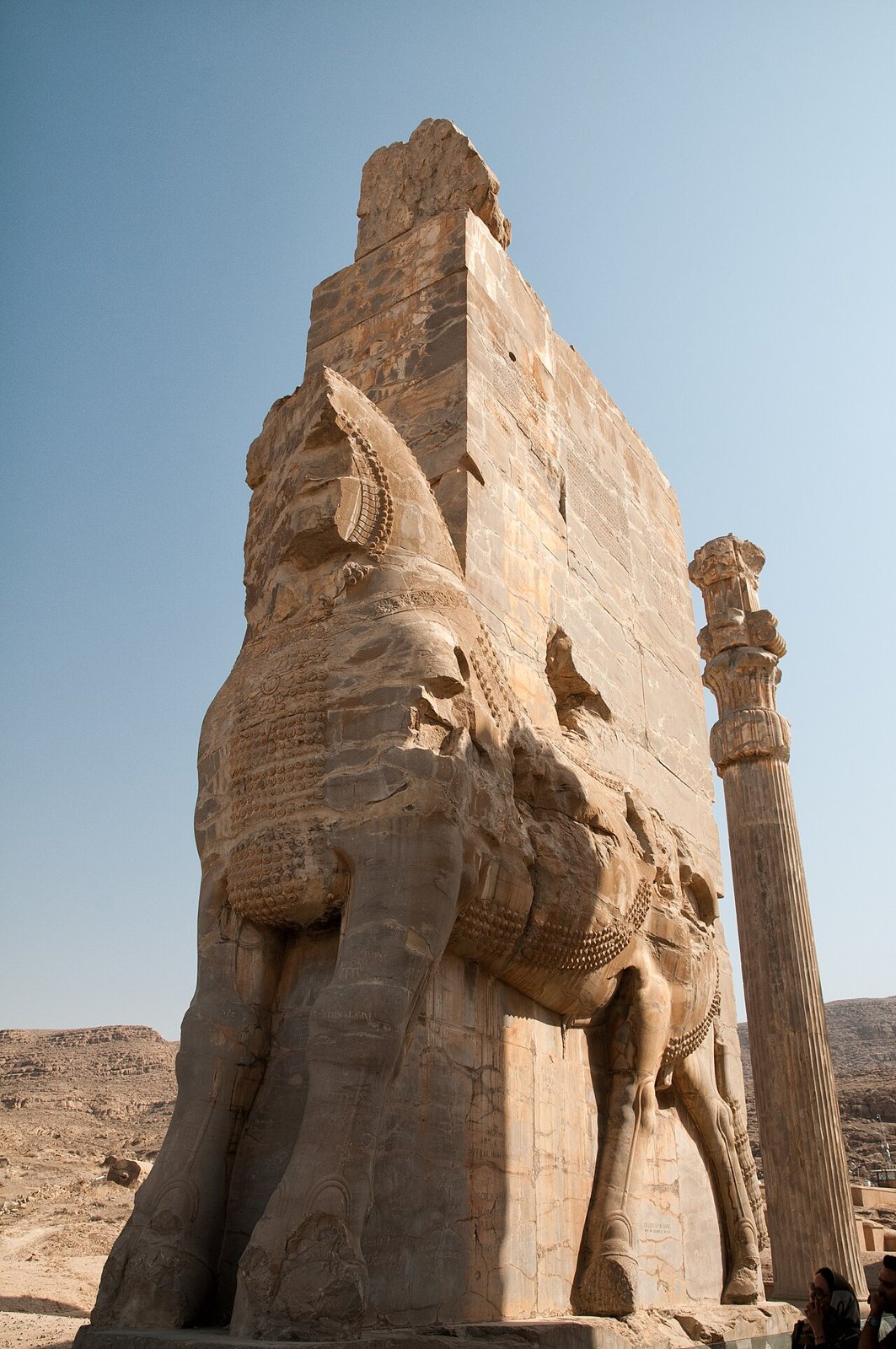 Persepolis Milletler Kapısı’ndaki dev boğa heykelinin başı ve ön gövdesi, arkada tek sütun