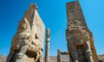 Persepolis’te Milletler Kapısı’nın dev boğa figürlü taş girişleri ve ayakta kalan sütunlar