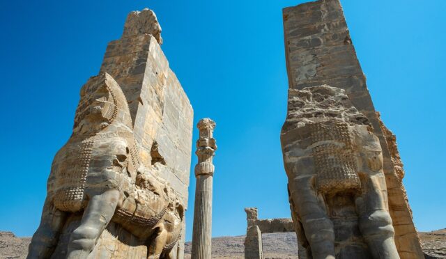 Persepolis’te Milletler Kapısı’nın dev boğa figürlü taş girişleri ve ayakta kalan sütunlar