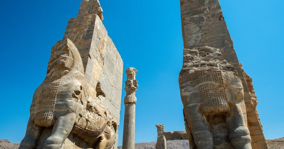 Persepolis’te Milletler Kapısı’nın dev boğa figürlü taş girişleri ve ayakta kalan sütunlar