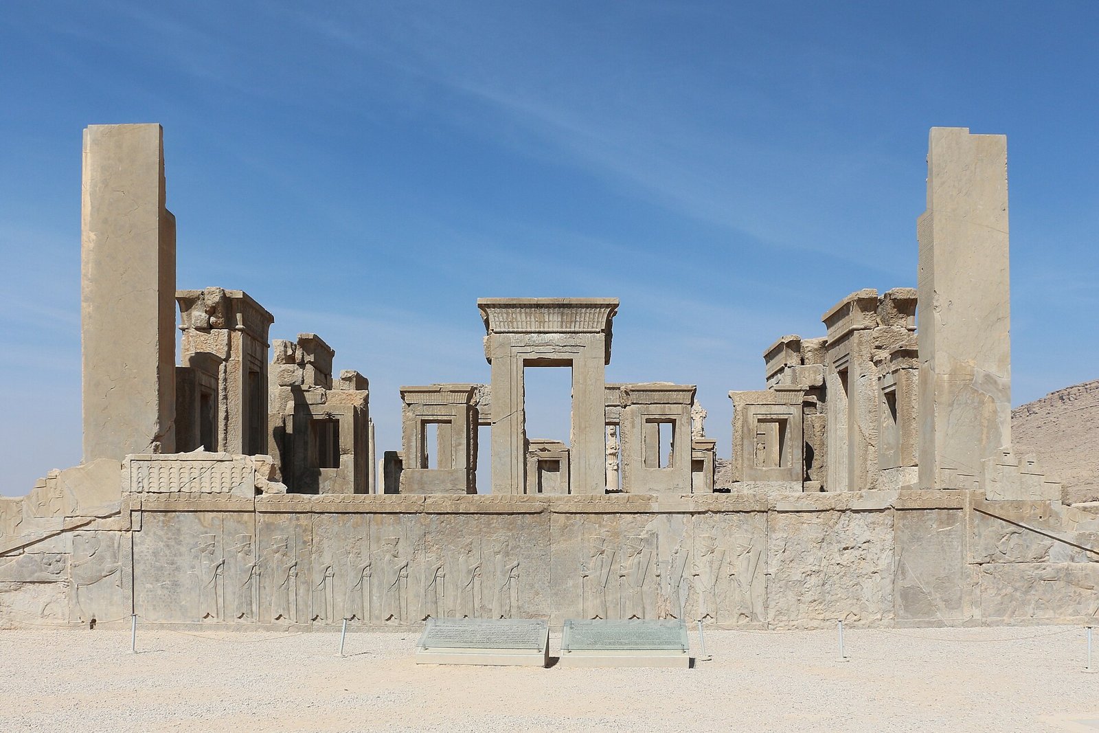 Persepolis’te I. Darius’un sarayı Tachara’nın taş kapı ve pencere çerçeveleri ile ön cephesi