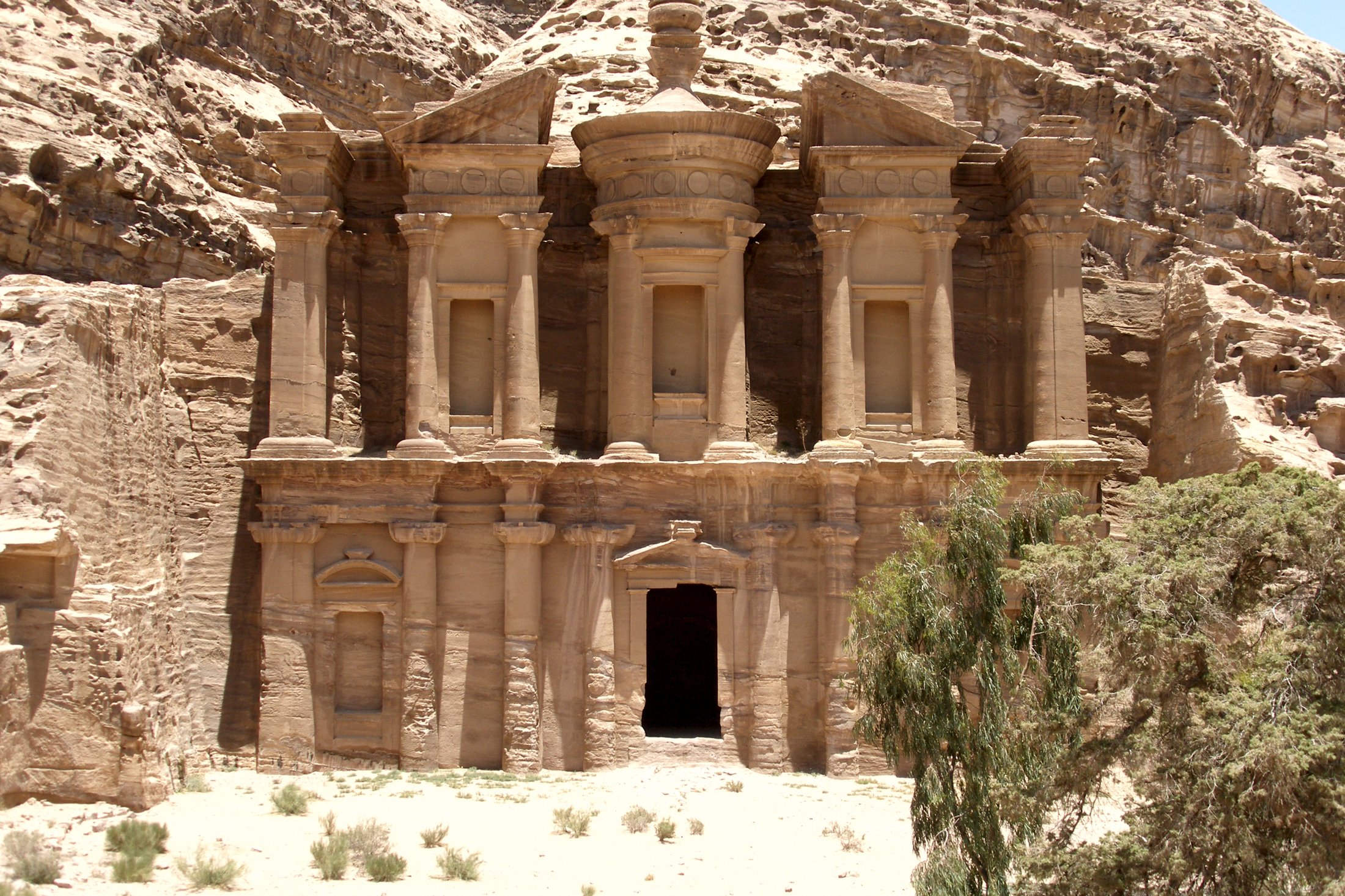 Petra'daki Ad-Deir (Manastır) anıtının kaya cephesi