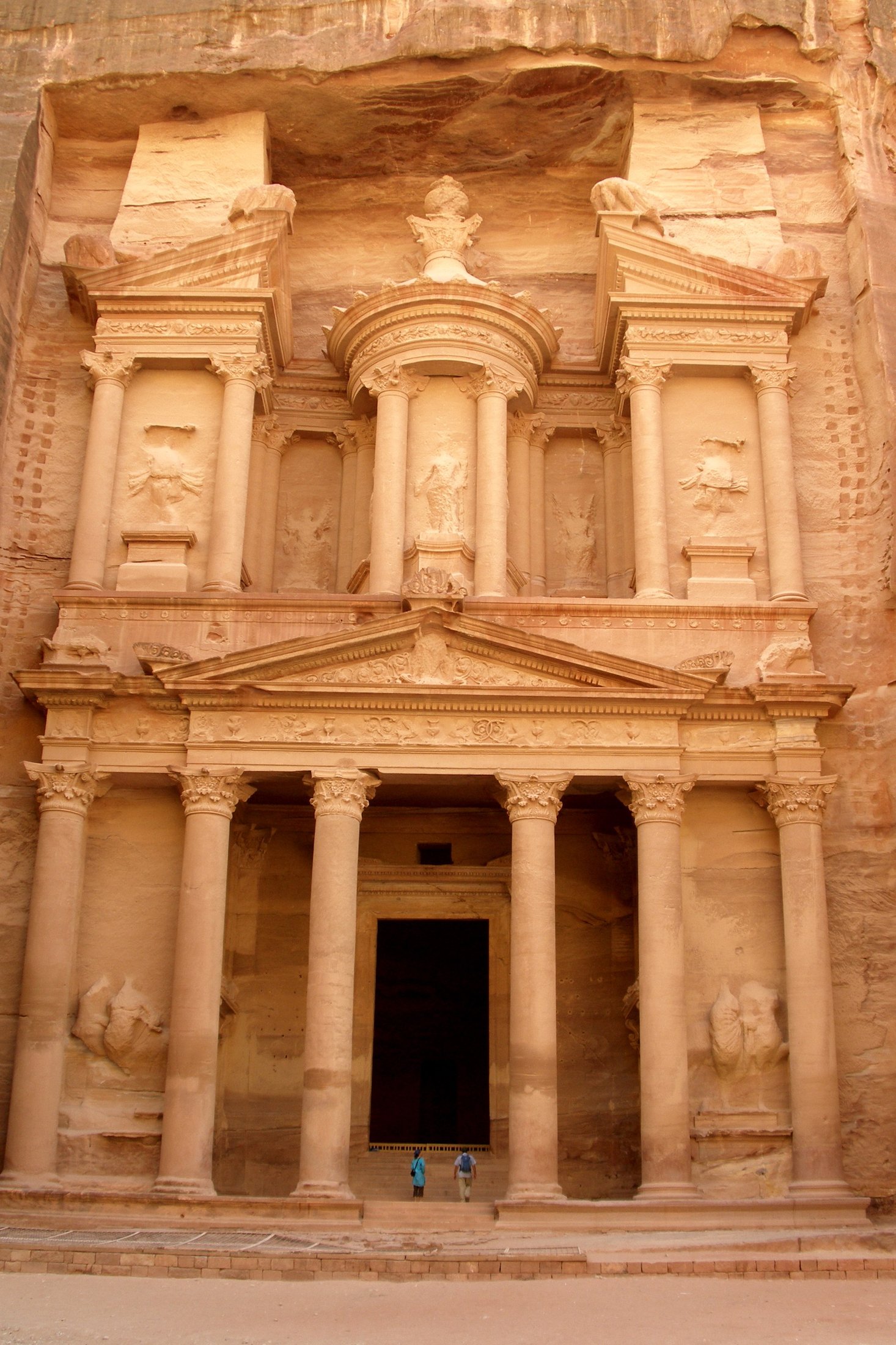 Petra'daki Al-Khazneh (Hazine) kayaya oyulmuş cephe