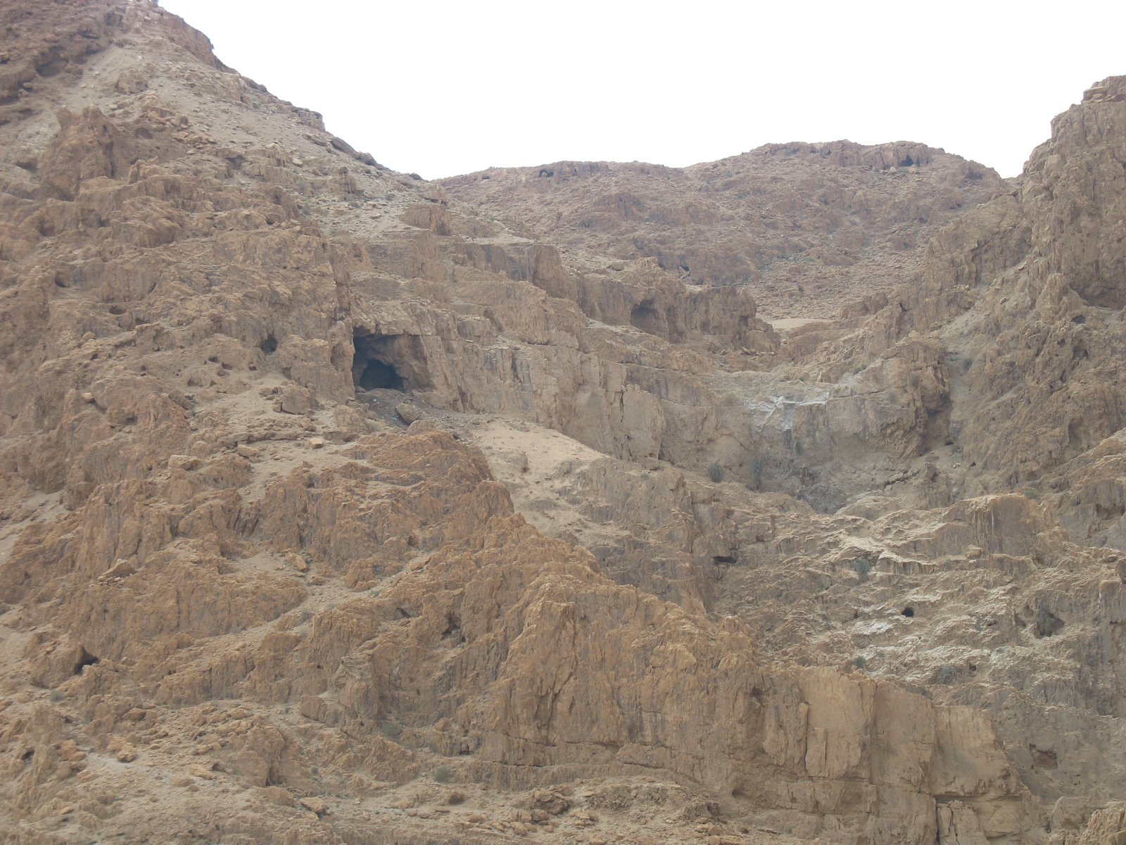 Qumran yakınındaki yazma mağaralarının oyulduğu yar ve kayalık yamaç