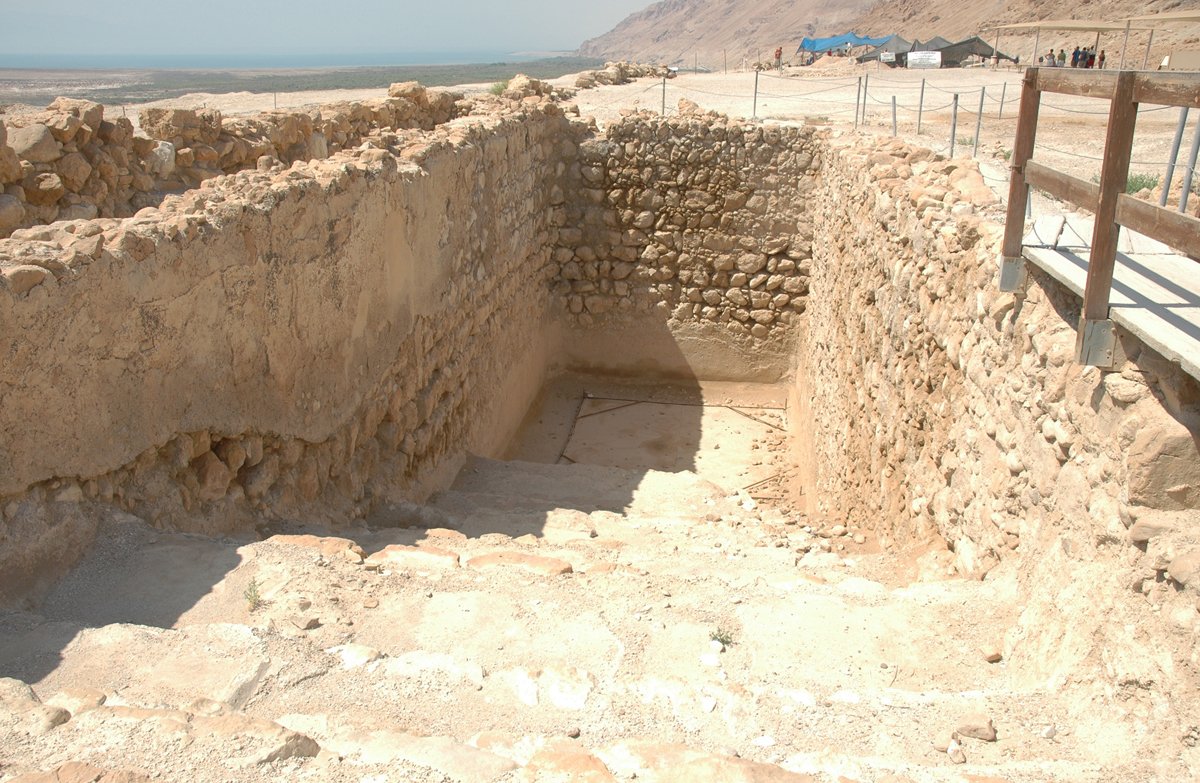 Qumran'daki L-71 basamaklı havuz kalıntısı