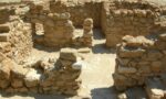 Qumran yerleşiminin taş kalıntıları ve yapı temelleri