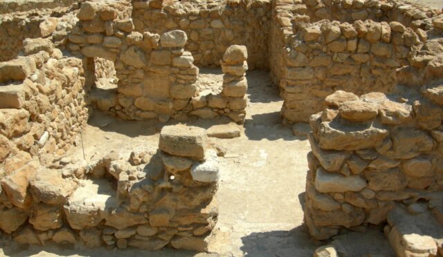 Qumran yerleşiminin taş kalıntıları ve yapı temelleri