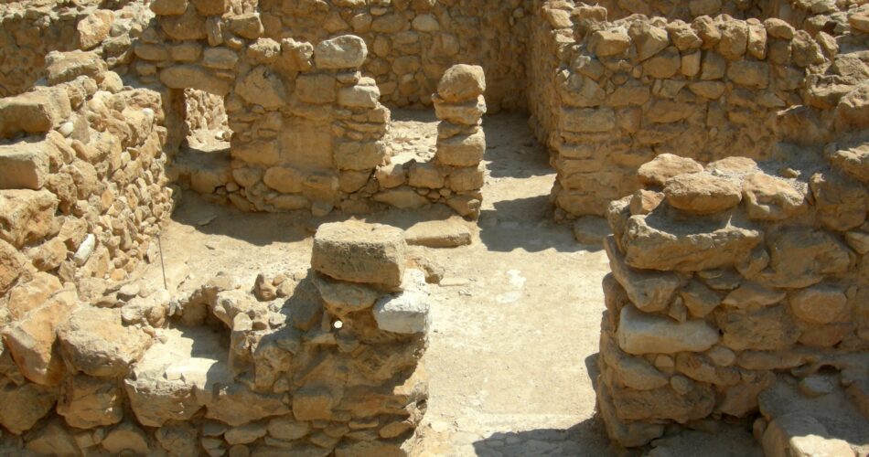 Qumran yerleşiminin taş kalıntıları ve yapı temelleri