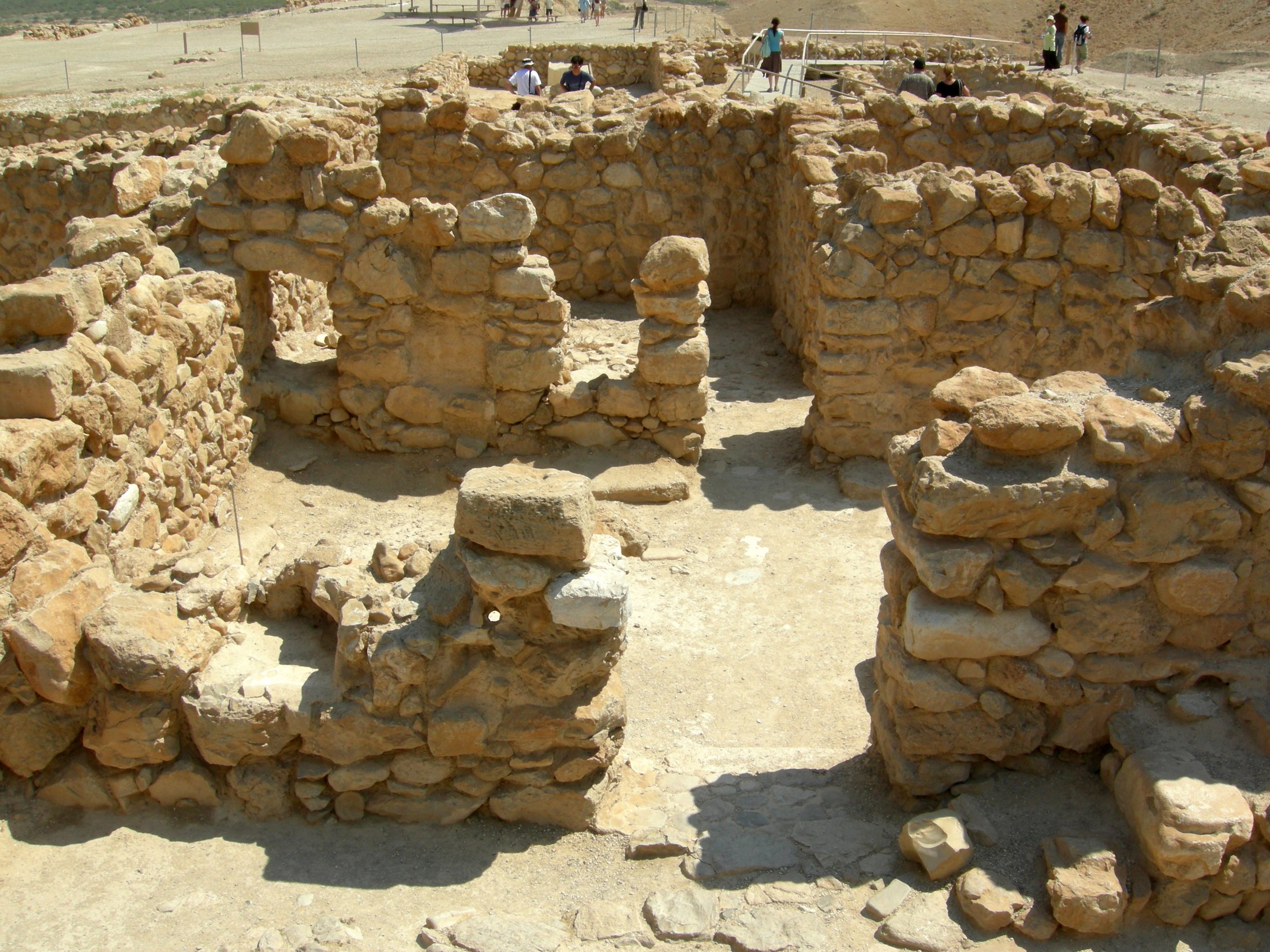Qumran yerleşiminin taş kalıntıları ve yapı temelleri