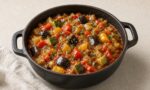 Patlıcan, kabak, biber ve domatesle pişmiş ratatouille, döküm tencerede