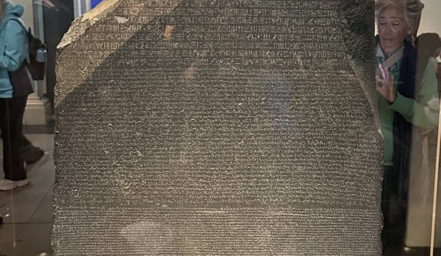 Rosetta Taşı British Museum'da sergilenirken ön yüzü
