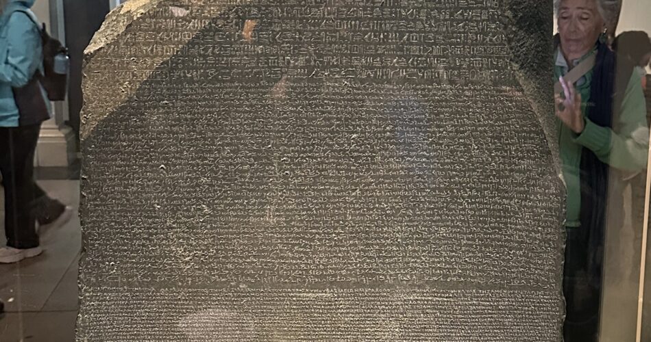 Rosetta Taşı British Museum'da sergilenirken ön yüzü