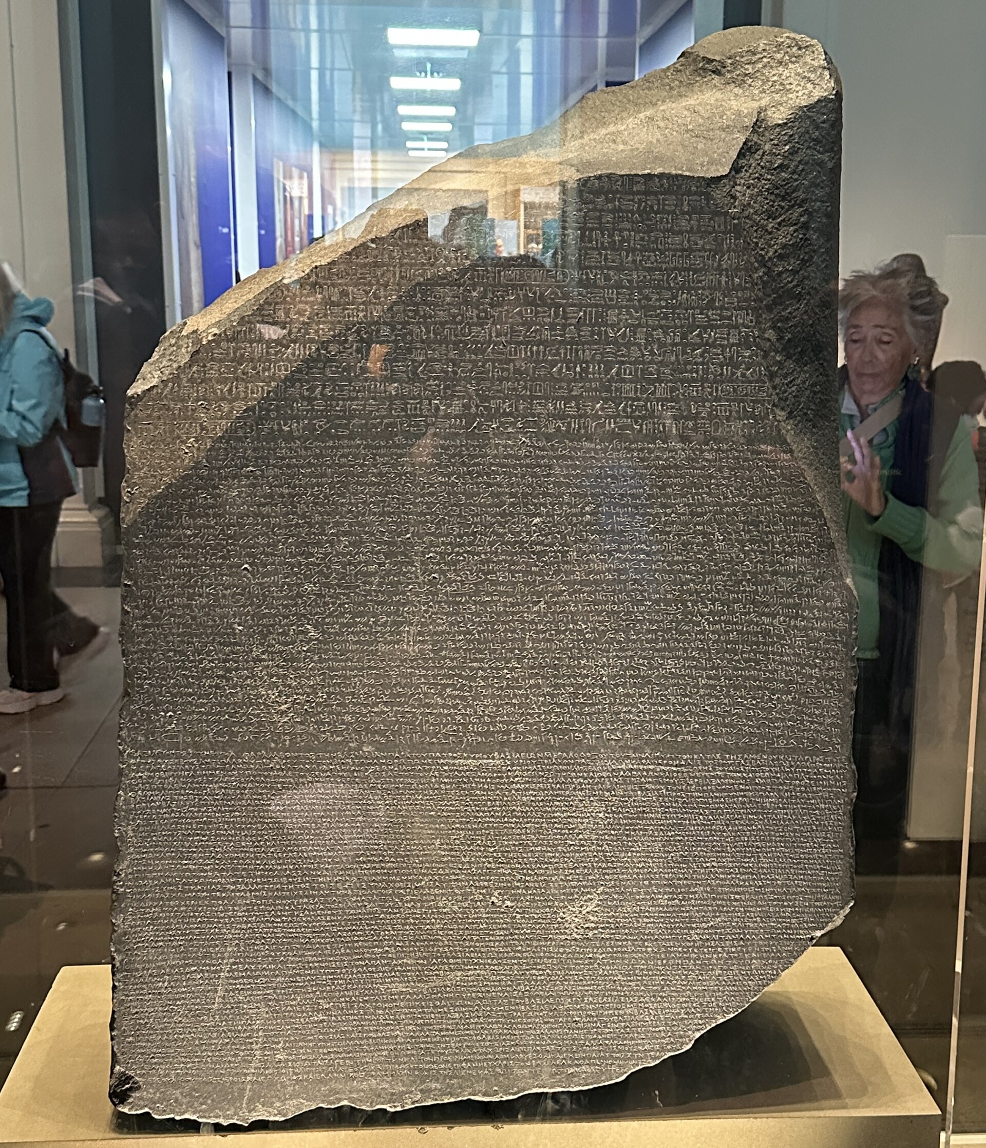 Rosetta Taşı: Mısır Hiyerogliflerini Çözdüren Taşın Gerçek Hikâyesi 1 Rosetta Taşı British Museum'da sergilenirken ön yüzü