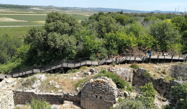 Truva antik kentinde Hisarlık tepesindeki kalıntılar