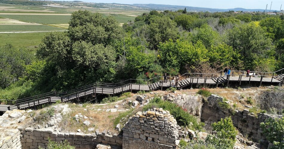 Truva antik kentinde Hisarlık tepesindeki kalıntılar