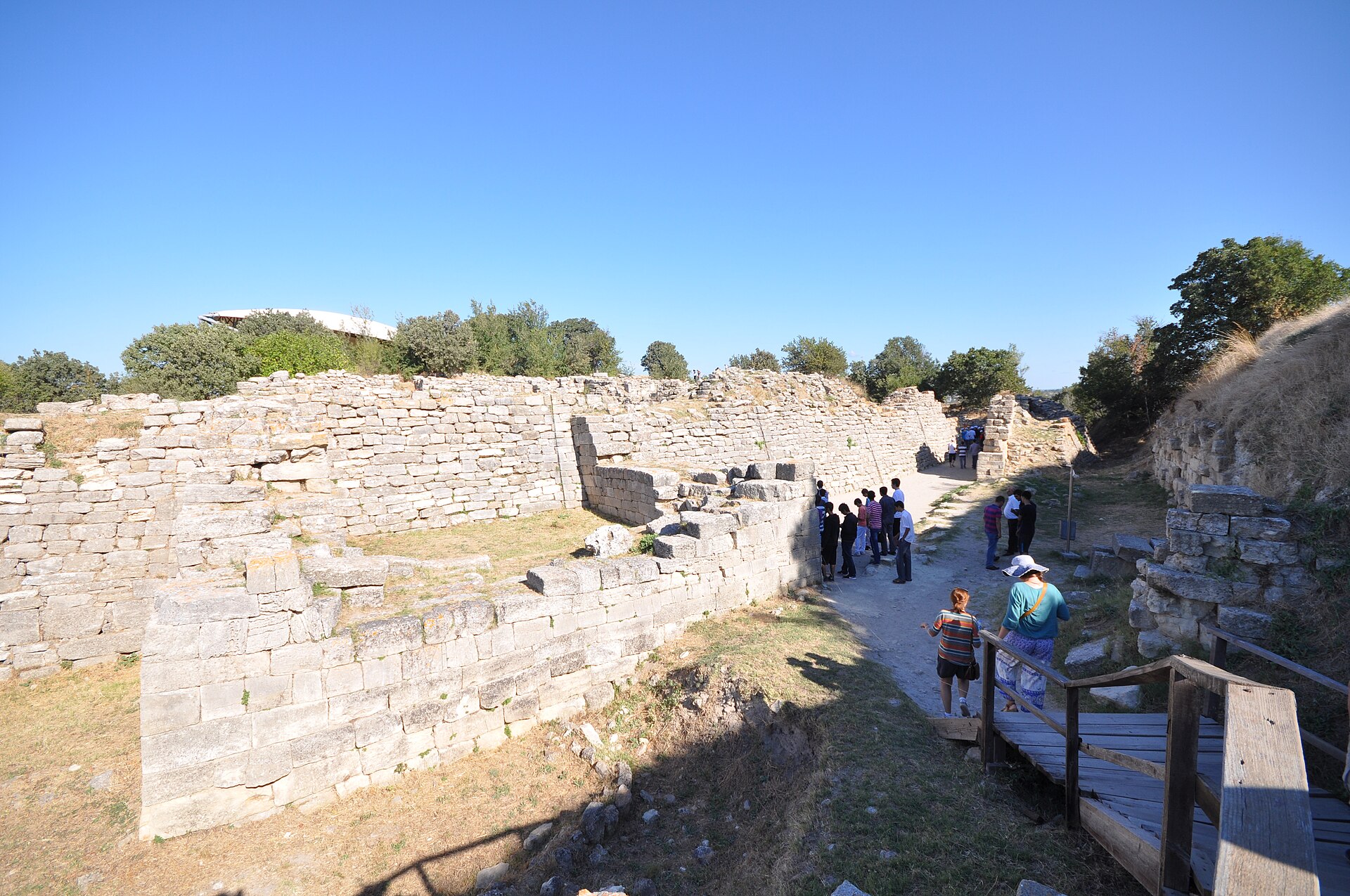 Truva VI dönemine ait eğimli taş surlar