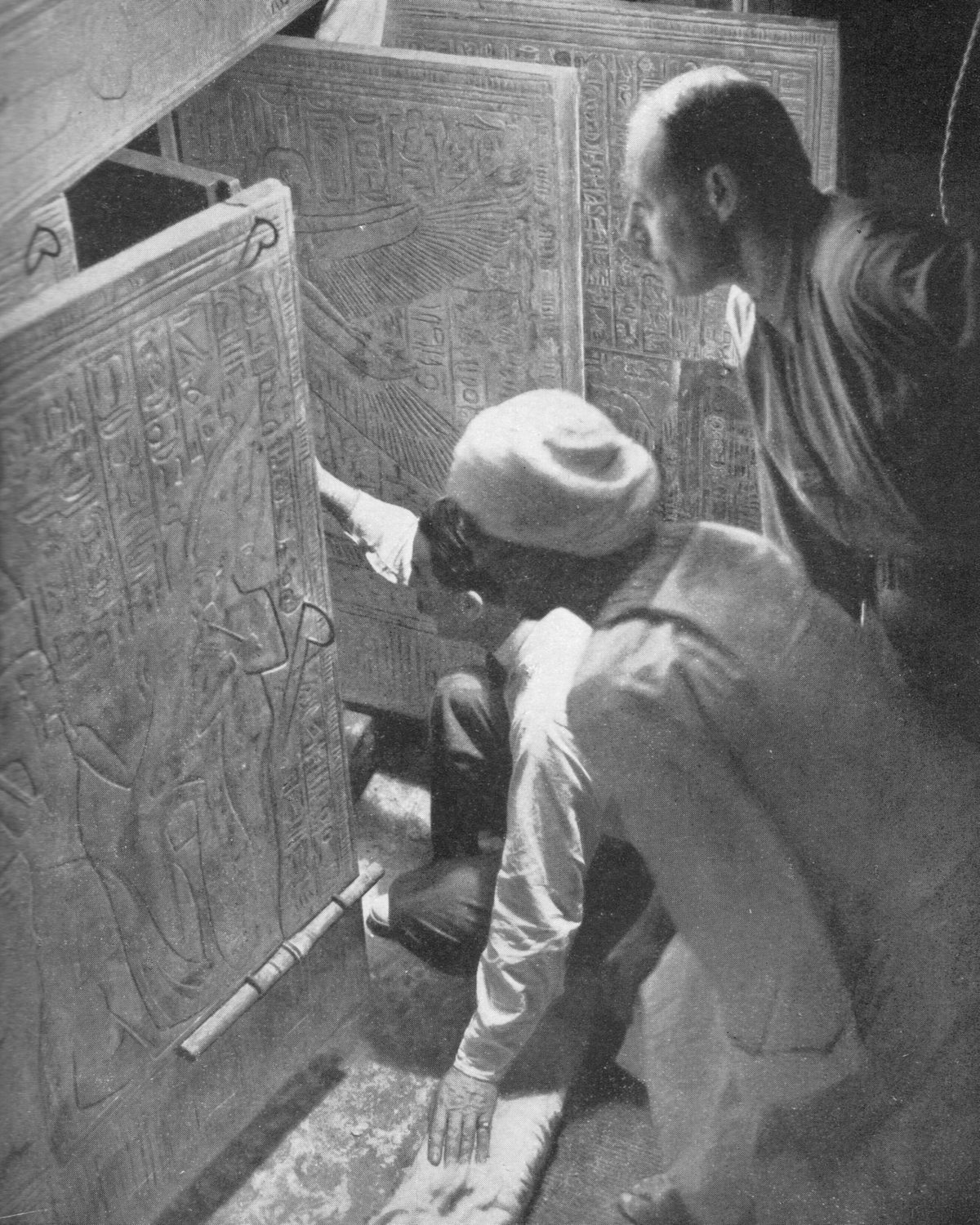 Tutankamon’un mezar odasında Howard Carter ve ekibinin yaldızlı türbe kapılarını açtığı an