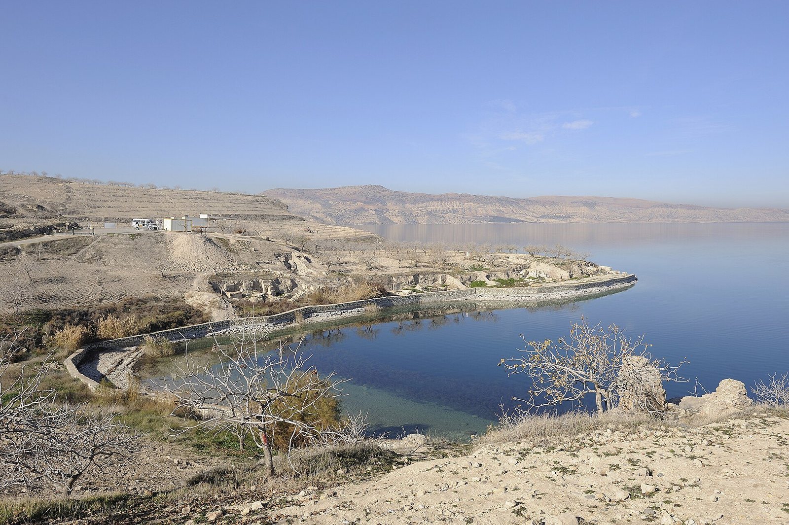Zeugma: Fırat Kıyısındaki Antik Kent ve Kurtarılan Mozaikleri 1 Zeugma ören yerinden Birecik Barajı gölüne ve Fırat vadisine bakış