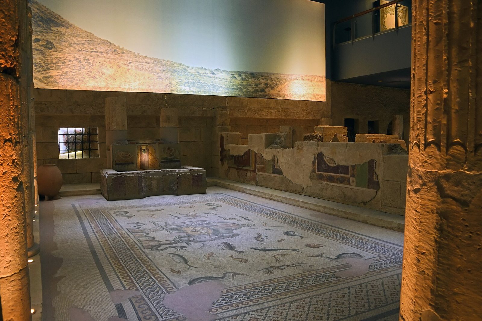 Zeugma: Fırat Kıyısındaki Antik Kent ve Kurtarılan Mozaikleri 6 Zeugma Mozaik Müzesi’nde Poseidon Villası mozaiklerinin özgün plana göre zemine yerleştirildiği salon