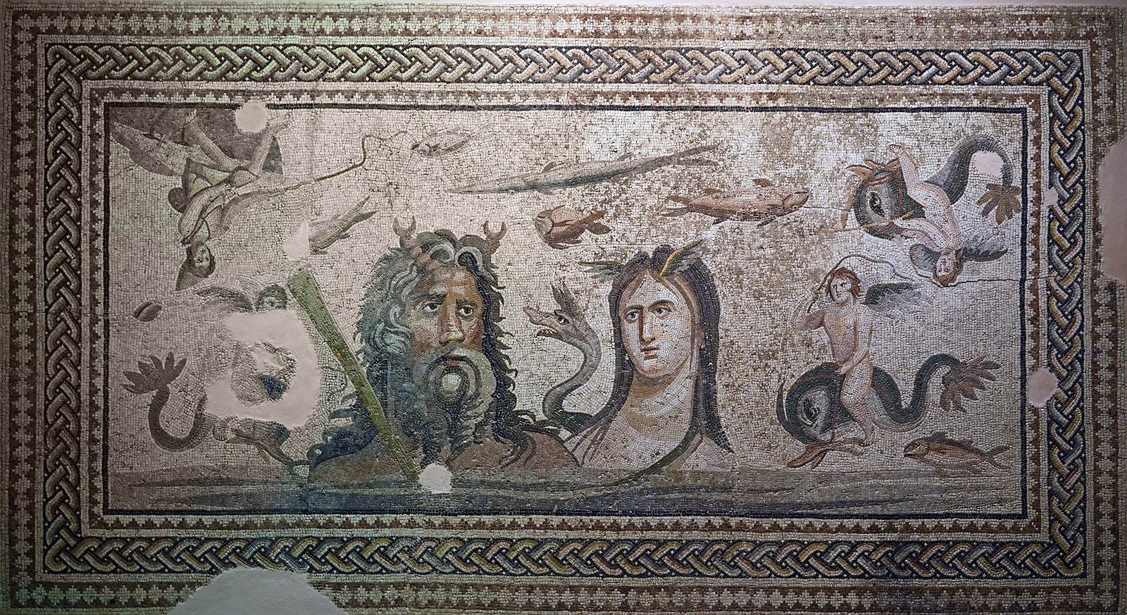 Zeugma: Fırat Kıyısındaki Antik Kent ve Kurtarılan Mozaikleri 3 Zeugma’dan Okeanos ve Tethys mozaiği: deniz canlıları arasında iki büyük deniz tanrısı başı