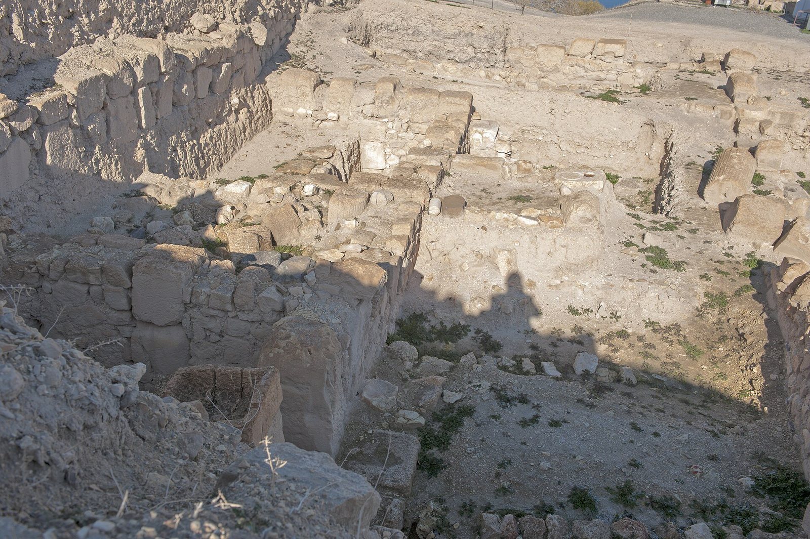 Zeugma: Fırat Kıyısındaki Antik Kent ve Kurtarılan Mozaikleri 2 Zeugma antik kentinde yamaca kurulmuş Roma evlerinin taş duvar kalıntıları
